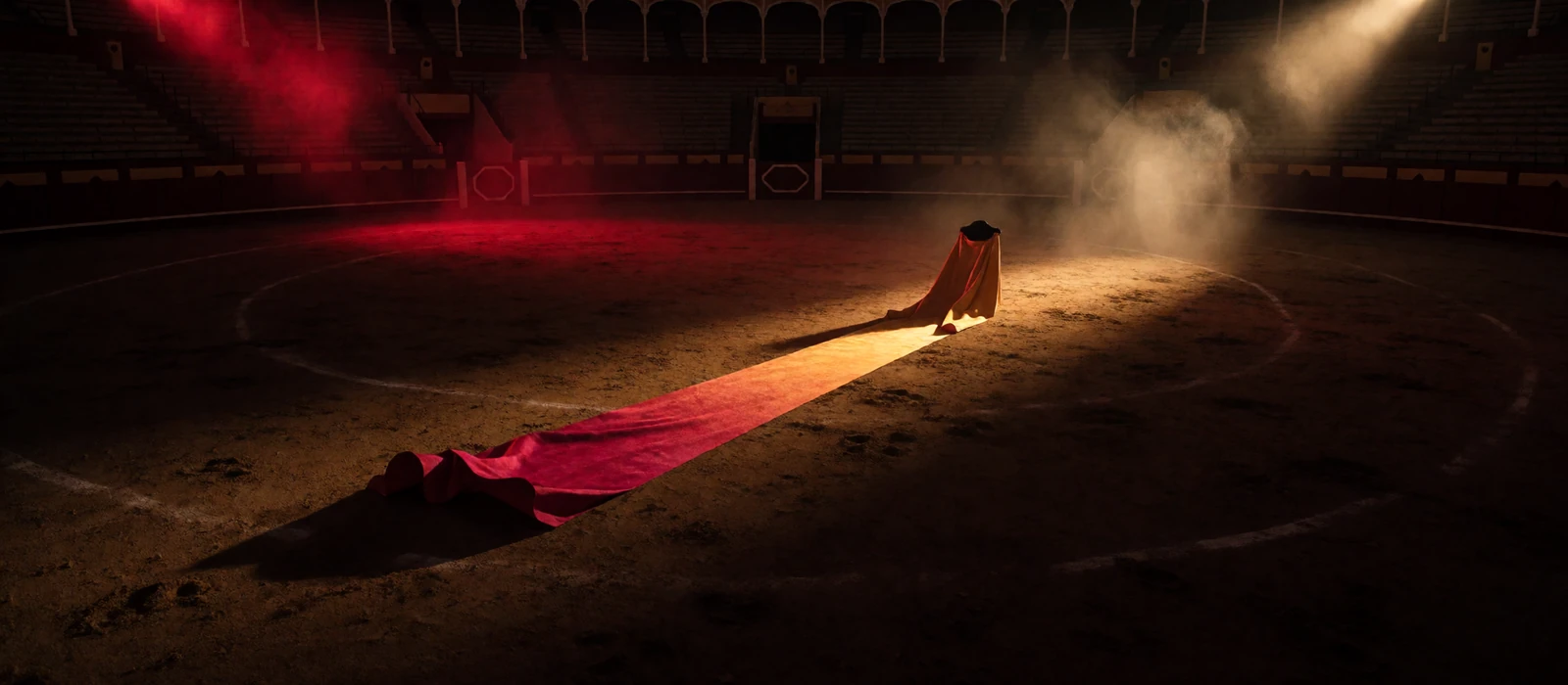 Dunkle Corrida-Arena bei Nacht mit diagonal eingewobenem karmesinrot-goldenen Muleta-Band als stilisiertes Casina Casino Motiv